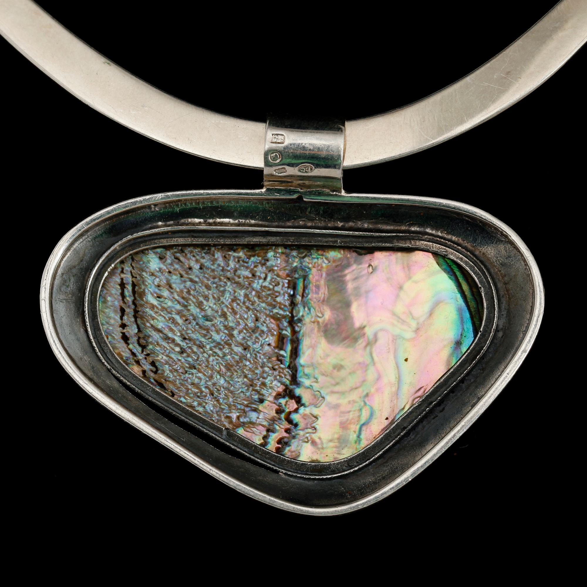 HÄNGE med stelt HALSBAND, silver, 1900-talets andra hälft. Vikt ca 35.