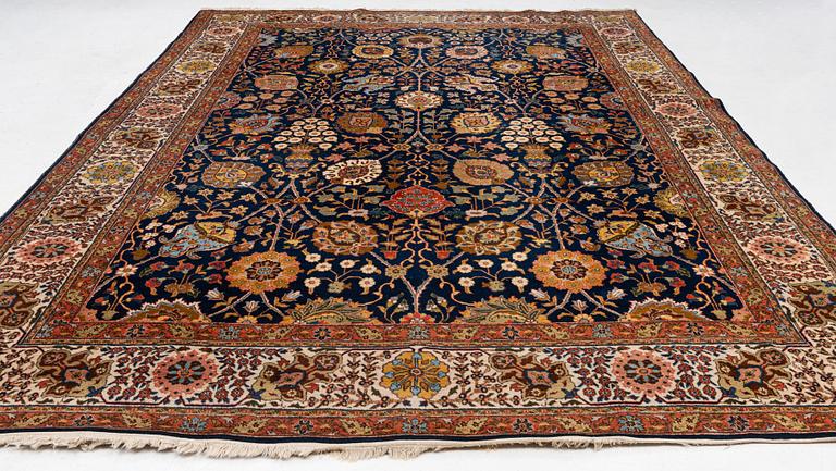 A semi-antique Tabriz carpet, c. 395 x 295 cm.