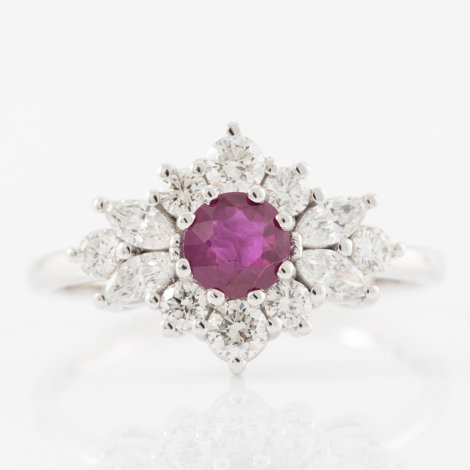 Ring 14K white gold with a ruby and brilliant- and marquise-cut diamonds.