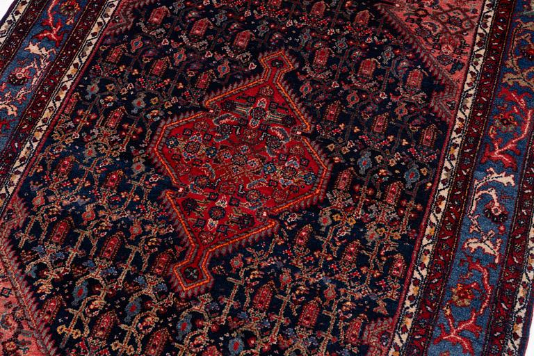 A semi-antique Ingelas carpet, c. 212 x 140 cm.