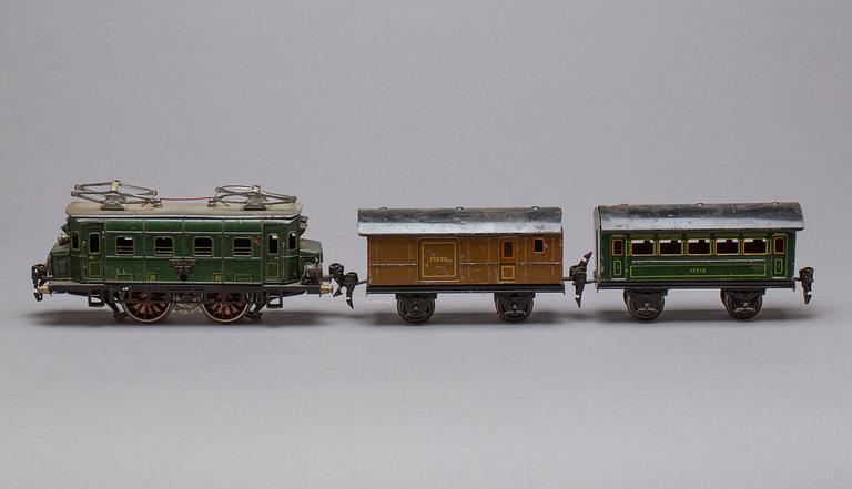 LOK, VAGNAR samt RÄLS, 30 delar, Märklin, 0-skalan. Tyskland. 1930-tal.