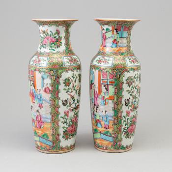 A pair of famille rose canton vases, Qing dynasty, second half of the 19th century.