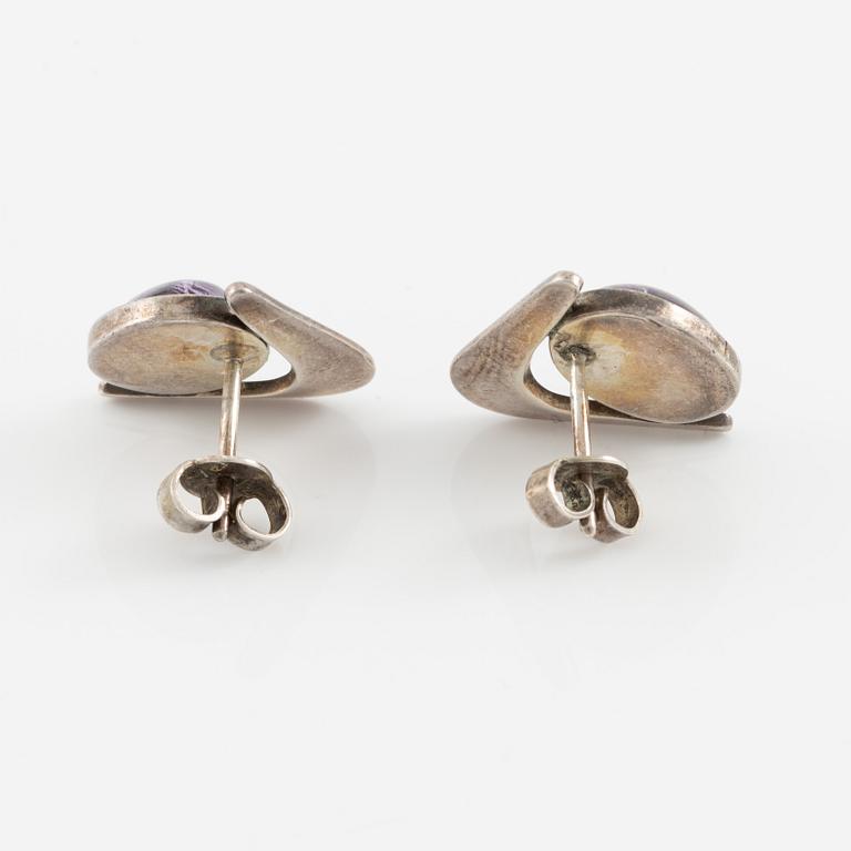 Jewellery set, silver with cabochon-cut amethysts, by Theresia Hvorslev, three pieces.