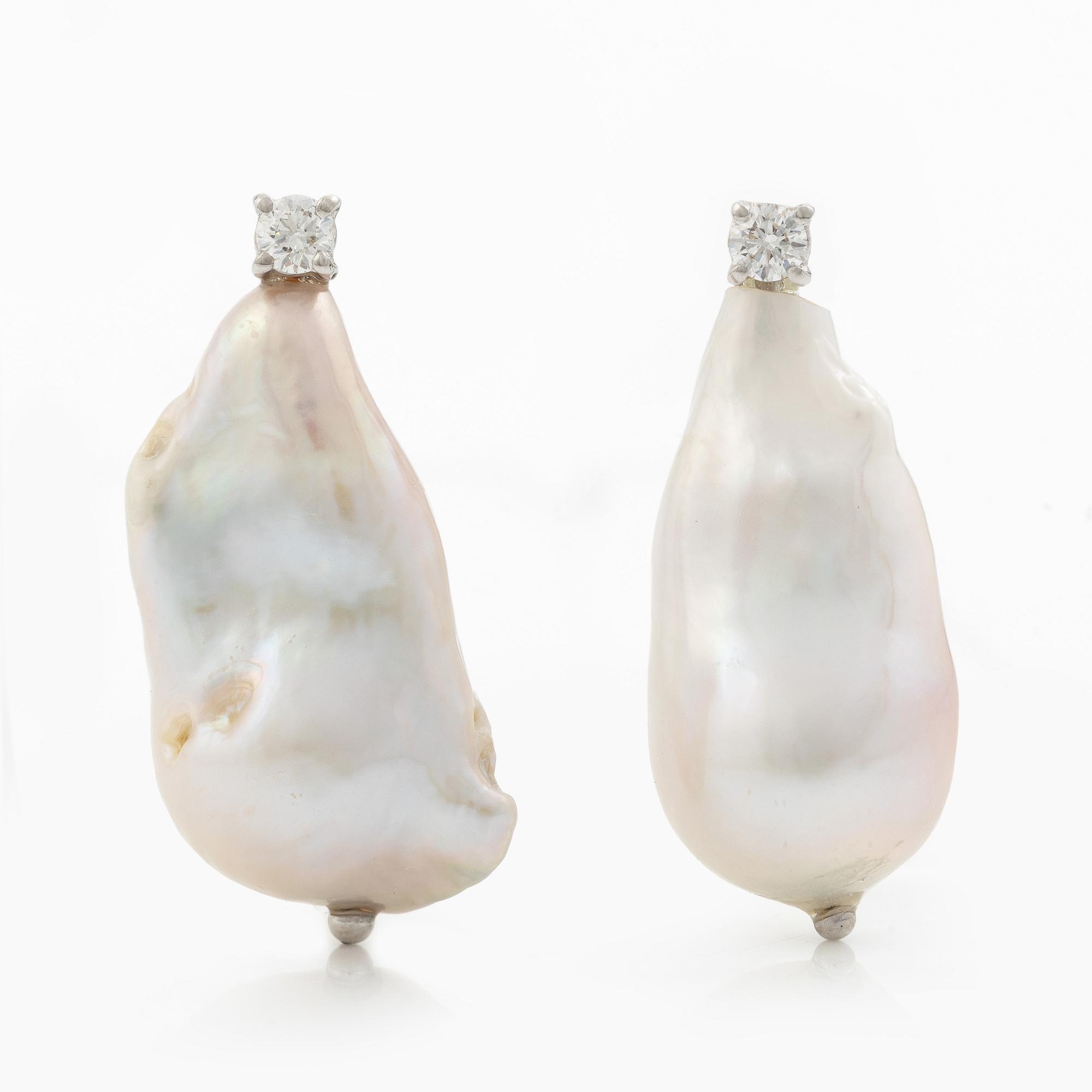 Earrings 18K white gold with cultured baroque-shaped freshwater pearls and brilliant-cut diamonds.
