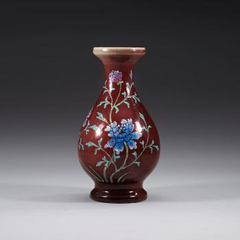 A 'sang de boef' glazed vase, late Qing dynasty (1644-1912).