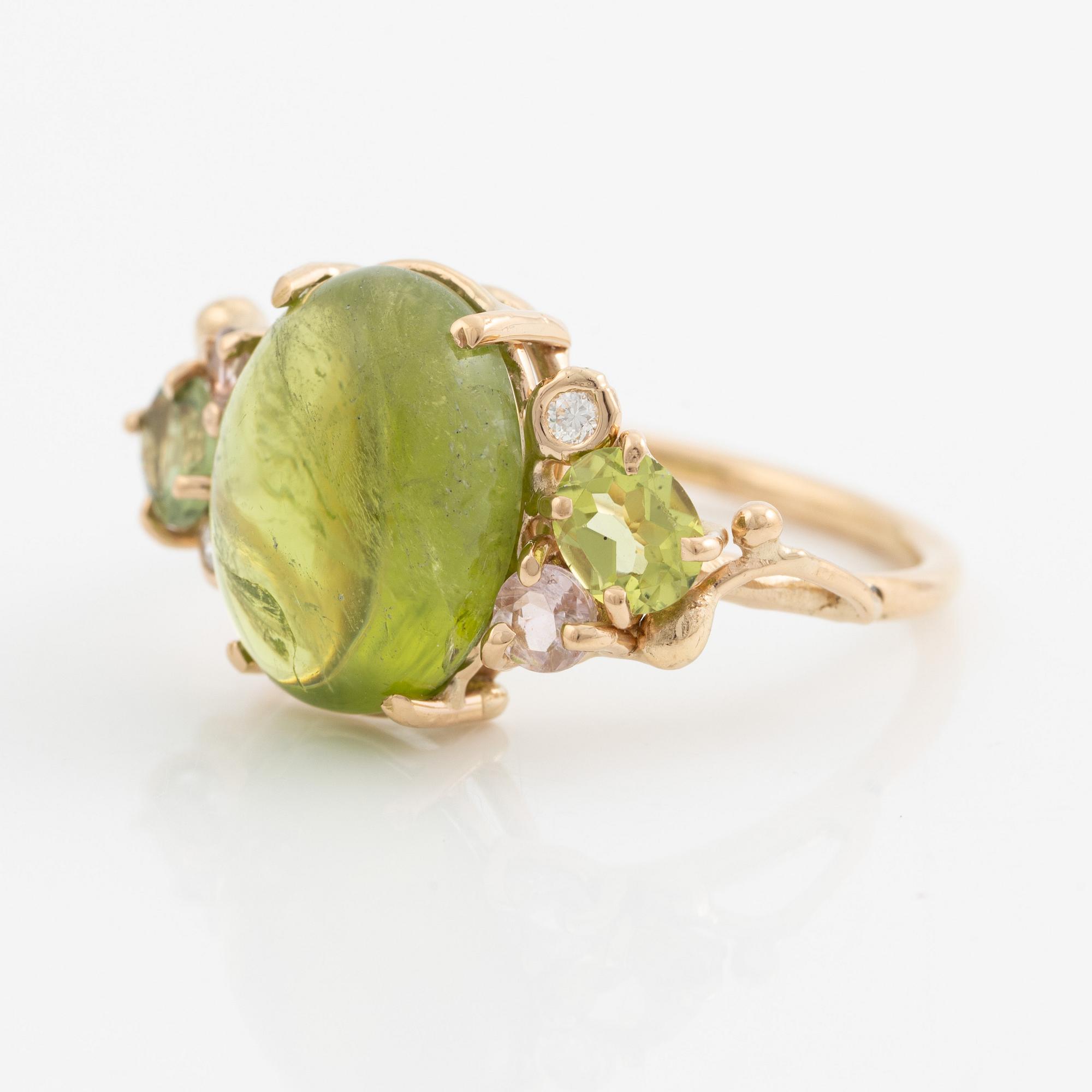 Ring, Mandelstam, 18K gold with cabochon-cut peridot, tourmalines, and brilliant-cut diamonds.