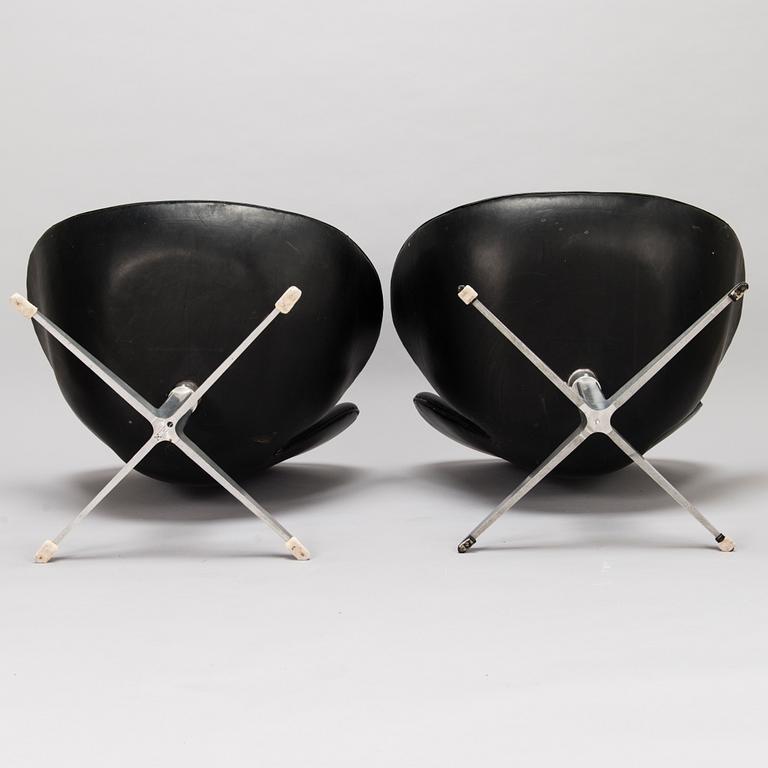 ARNE JACOBSEN, a pair of 1960s 'Swan' armchairs for Fritz Hansen.