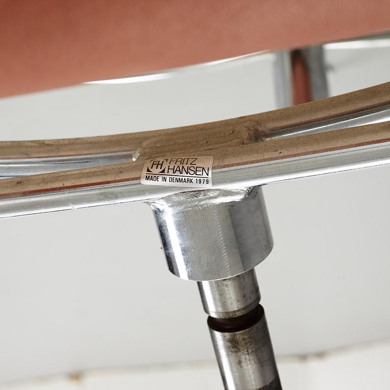 JENS AMUNDSEN, ett par fåtöljer och bord, "SAS Chair Series",  Fritz Hansen, Danmark 1979.