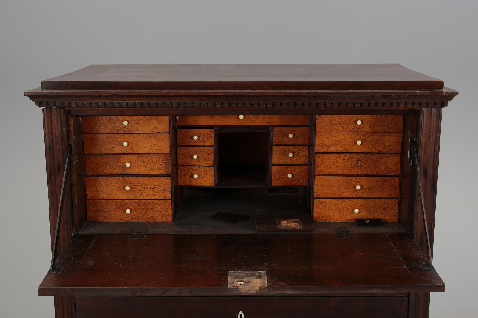 SEKRETÄR, mahogny. Sengustaviansk, 1800-talets första hälft.