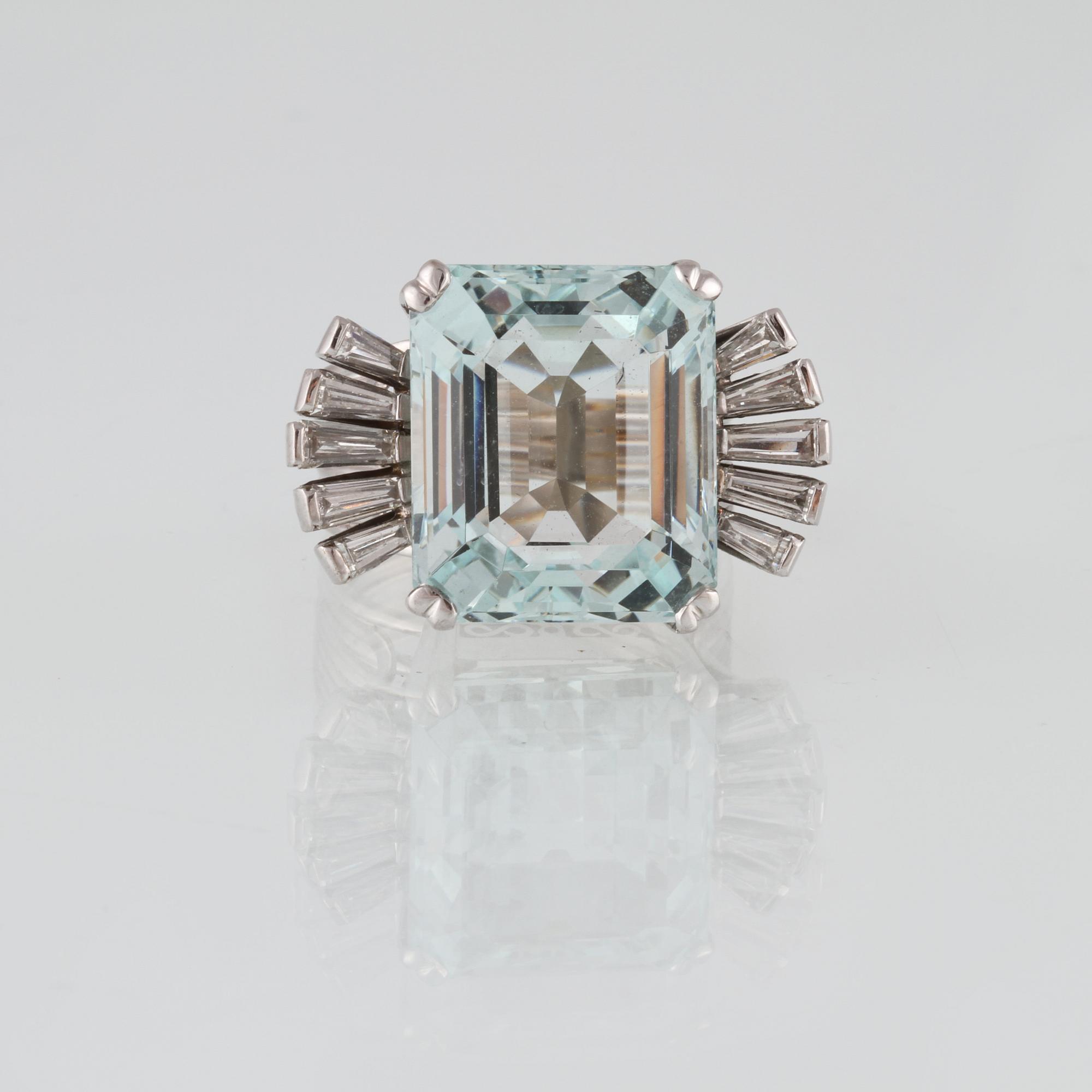 RING, 18K vitguld med akvamarin samt trapetsslipade diamanter. Vikt 11,6 gram.