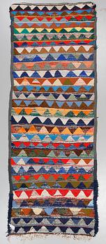 MATTA, modern tillverkning, ca 340 x 130 cm.
