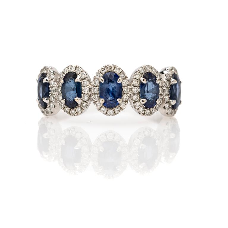 Ring, 14K gold with sapphires and brilliant-cut diamonds.