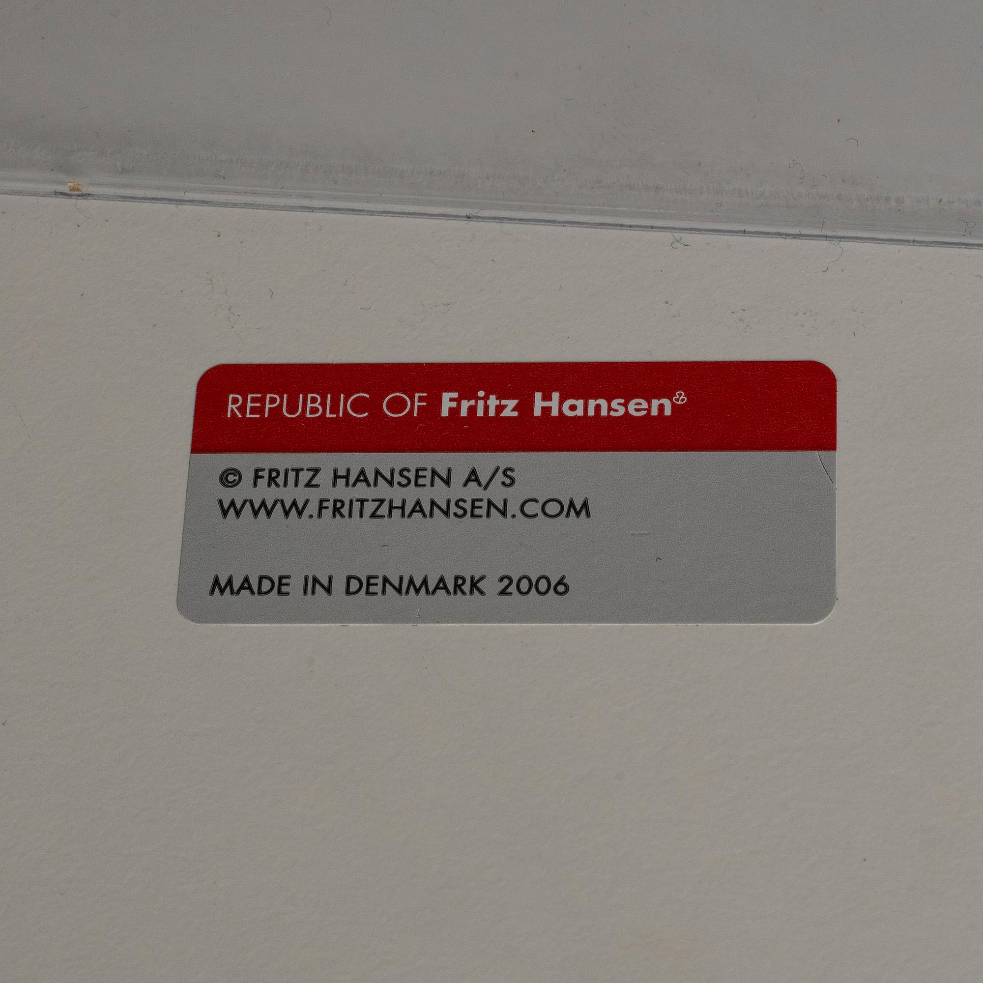 ARNE JACOBSEN, soffbord, för Fritz Hansen, 2000-tal.