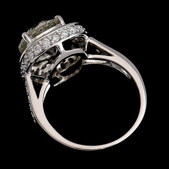 RING, 18 k vitguld, briljantslipad diamant ca 3.85 ct, samt briljantslipade diamanter tot ca 0.74 ct, totalt ca 4.59 ct.