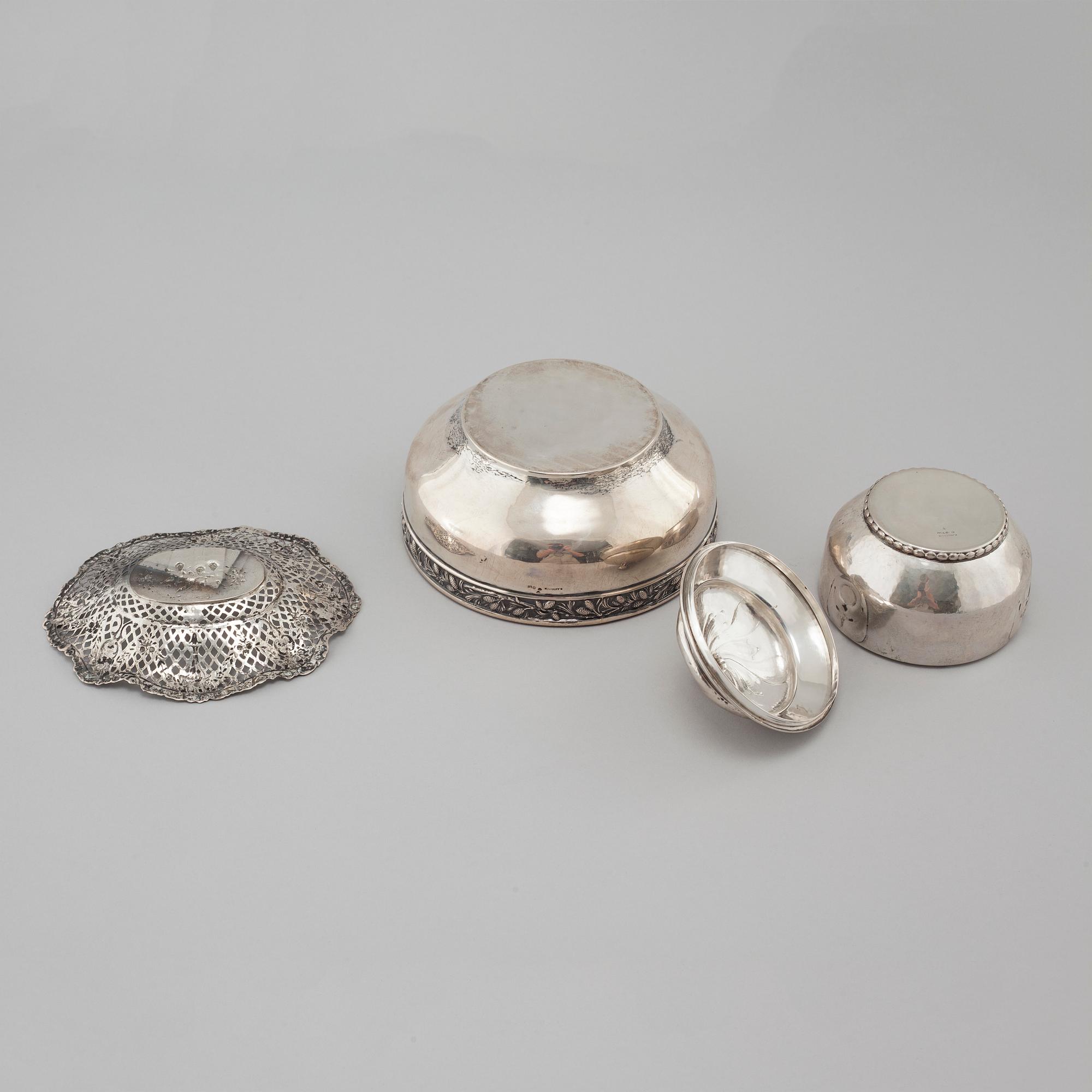 A bowl, a grate bowl and a bowl with lid in silver, first half of the 20th cenutry. Weight 600 g exkl inner glass bowl.