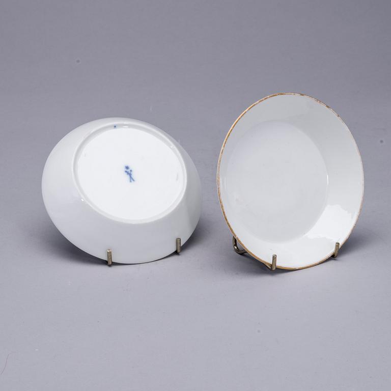 KAFFEKOPPAR MED FAT, 3 kpl, porslin, Meissen, Marcolini-period 1774-1814.