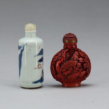 SNUSFLASKOR, 2 st. porslin samt lackarbete, Qianglong (1736-1795).