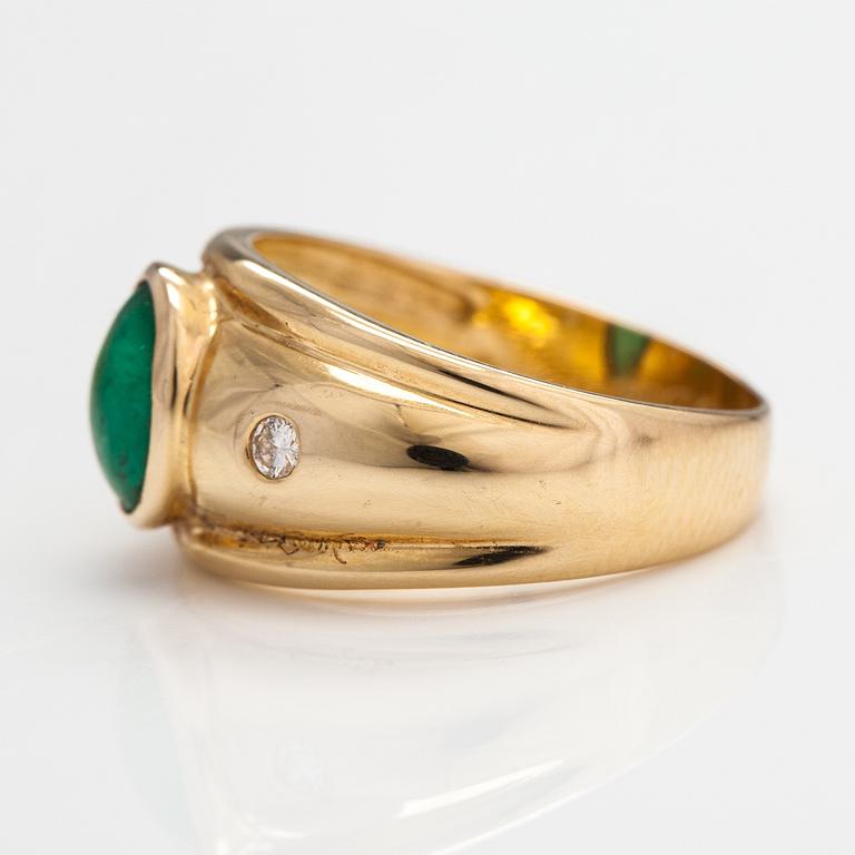 A 14K gold ring with an emerald and diamonds ca. 0.08 ct in total. Finland 1998.