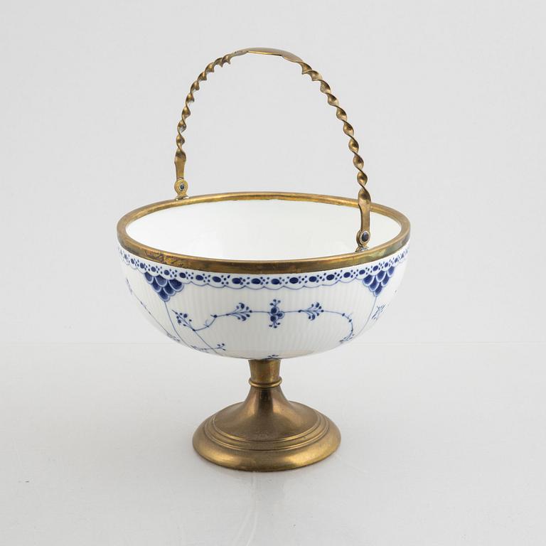 Skål på fot, porslin, metallskodd, Royal Copenhagen, "Musselmalet halvblond", 1800-tal.