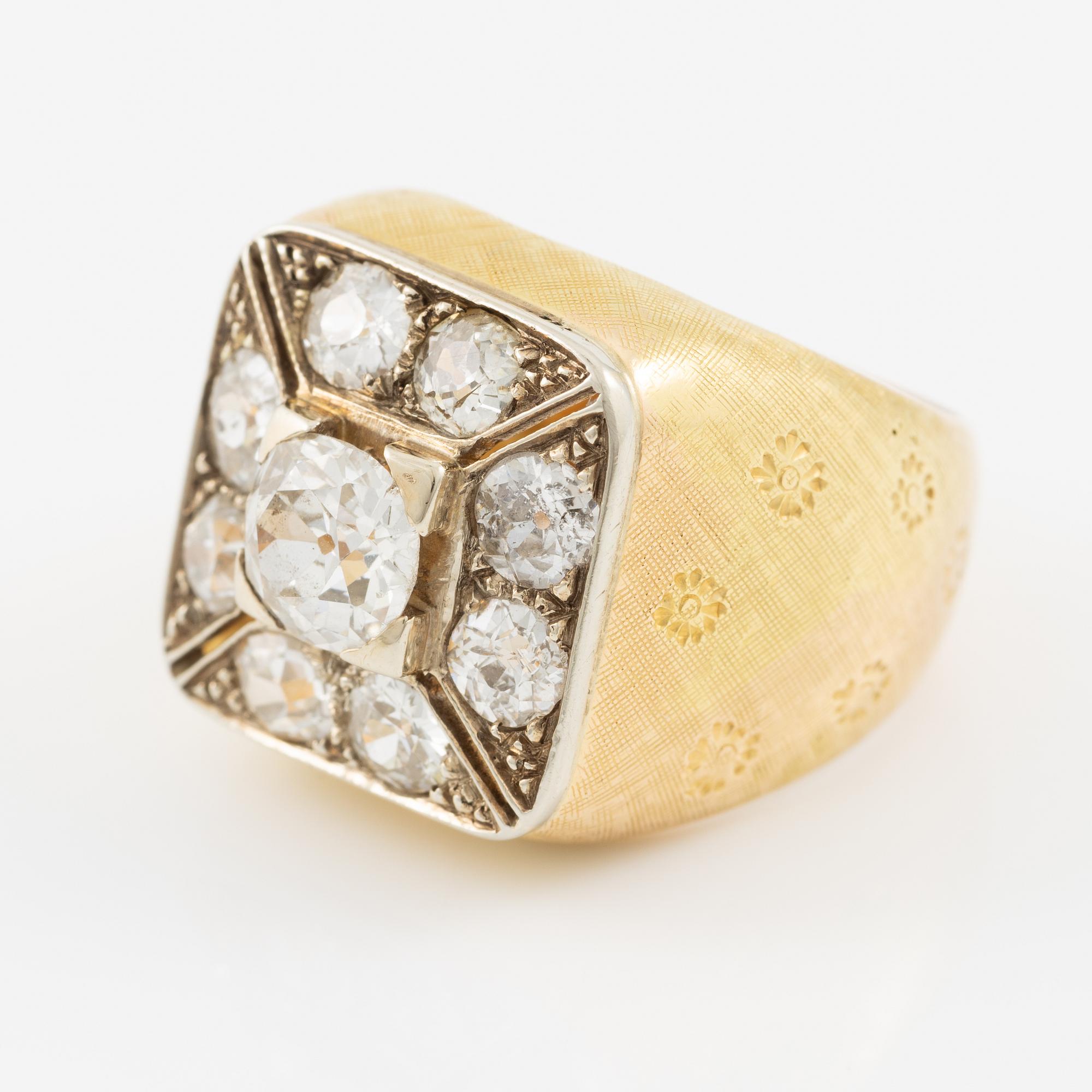 Ring in 18K gold set with old-cut diamonds.