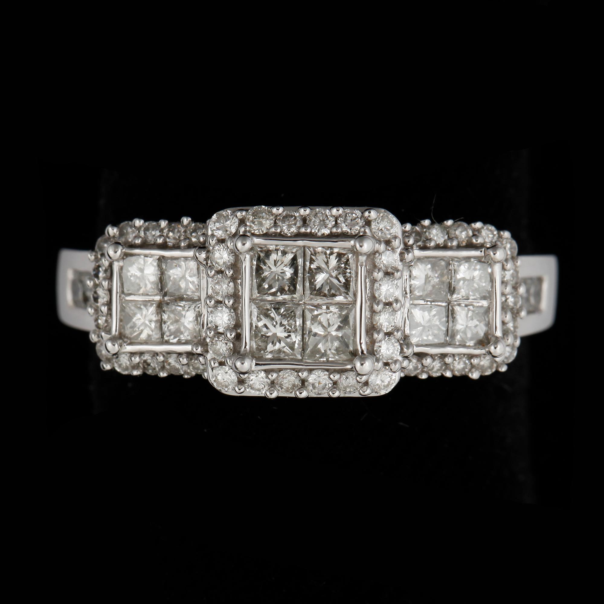 RING, 14k vitguld med 12 prinsesslipade diamanter samt flera små briljantslipade diamanter. Vikt ca 4,7 gram.