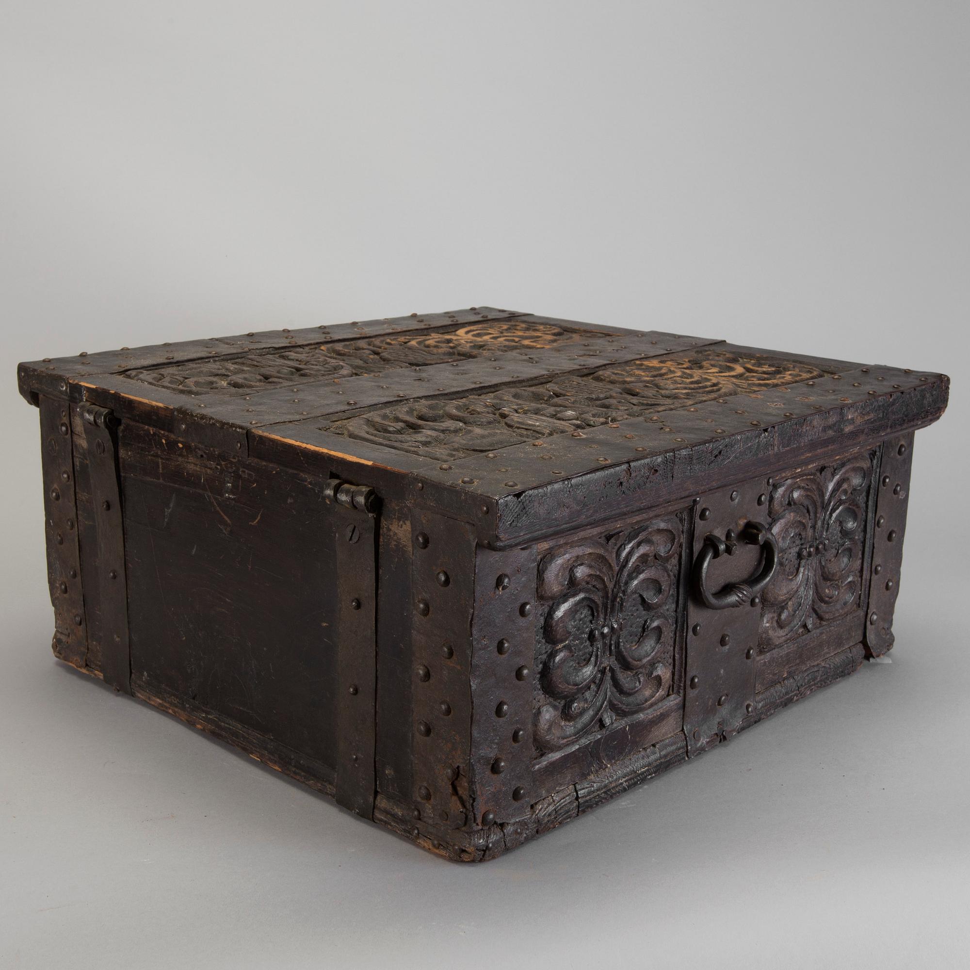 A carved baroque wooden box 17/18th century.