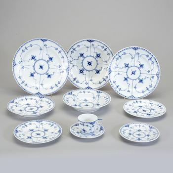 SERVISDELAR, 58 st, porslin, "Musselmalet", främst Royal Copenhagen, Danmark.