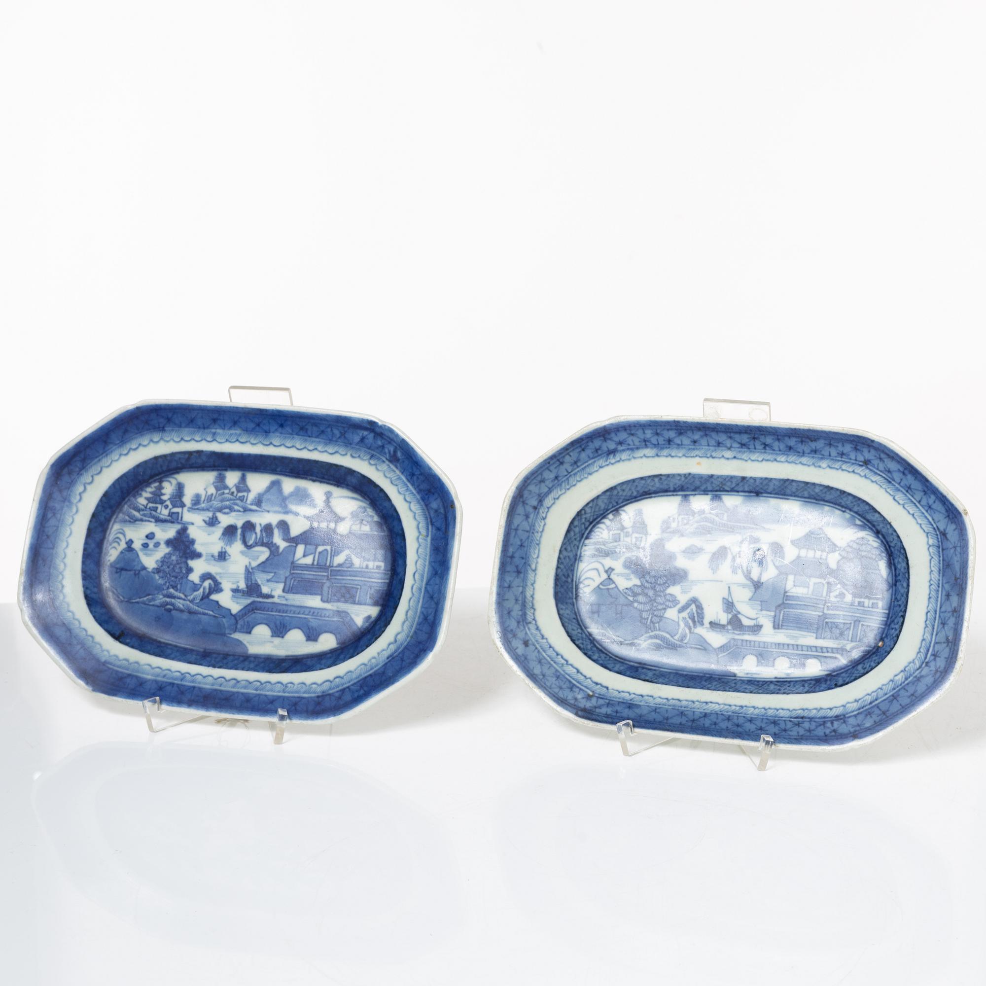 A pair of Chinese blue and white porcelain dishes and two jars, Qing dynasty, 19th century.