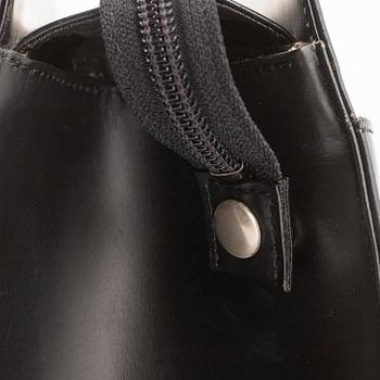 Burberry, a black leather bag.