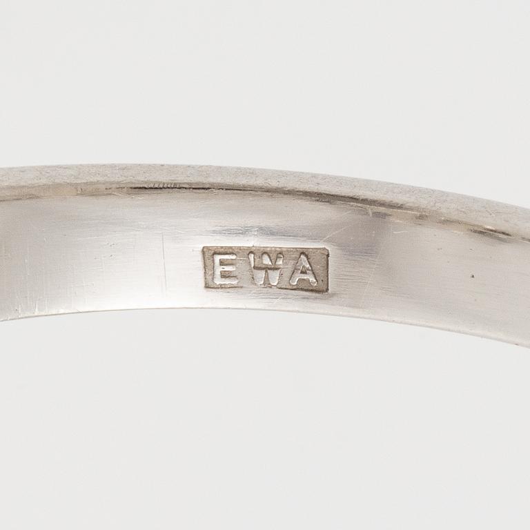 A platinum ring with an emerald-cut diamond 2.31 ct.