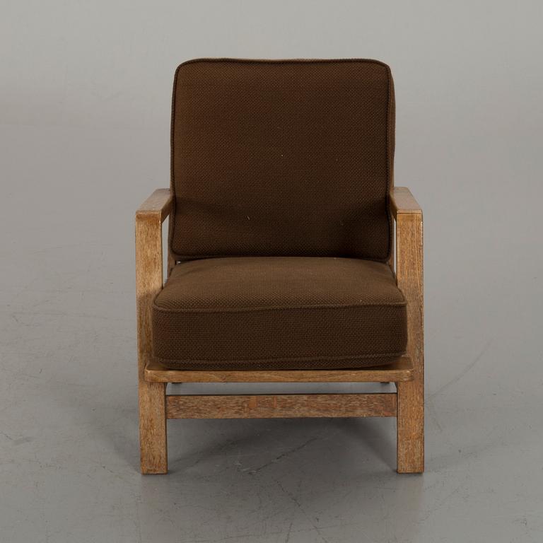 A EASY CHAIR MID 20TH CENTURY.