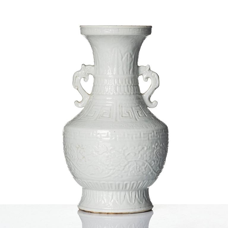 Vas, blanc de chine. Qingdynastin, 1700-/1800-tal.
