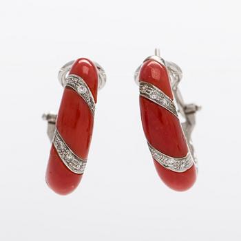 Örhängen, korall, 18K vitguld, briljantslipade diamanter, Italien.