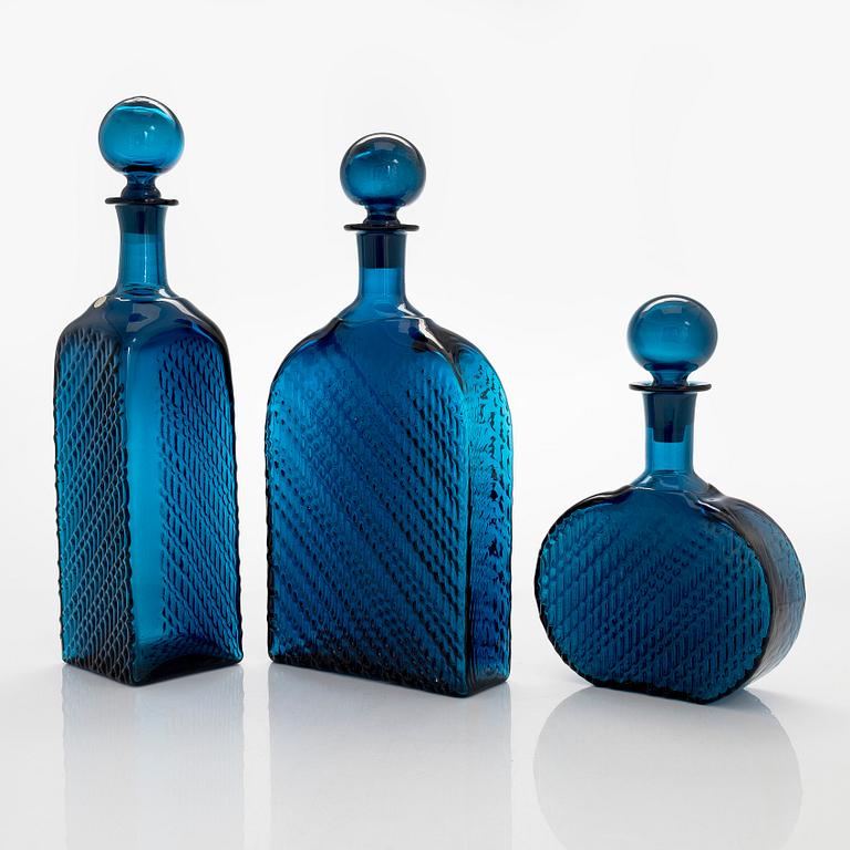 Nanny Still, karaffer, 3 st, "Flindari", Riihimäki Glasbruk, 1960-tal.