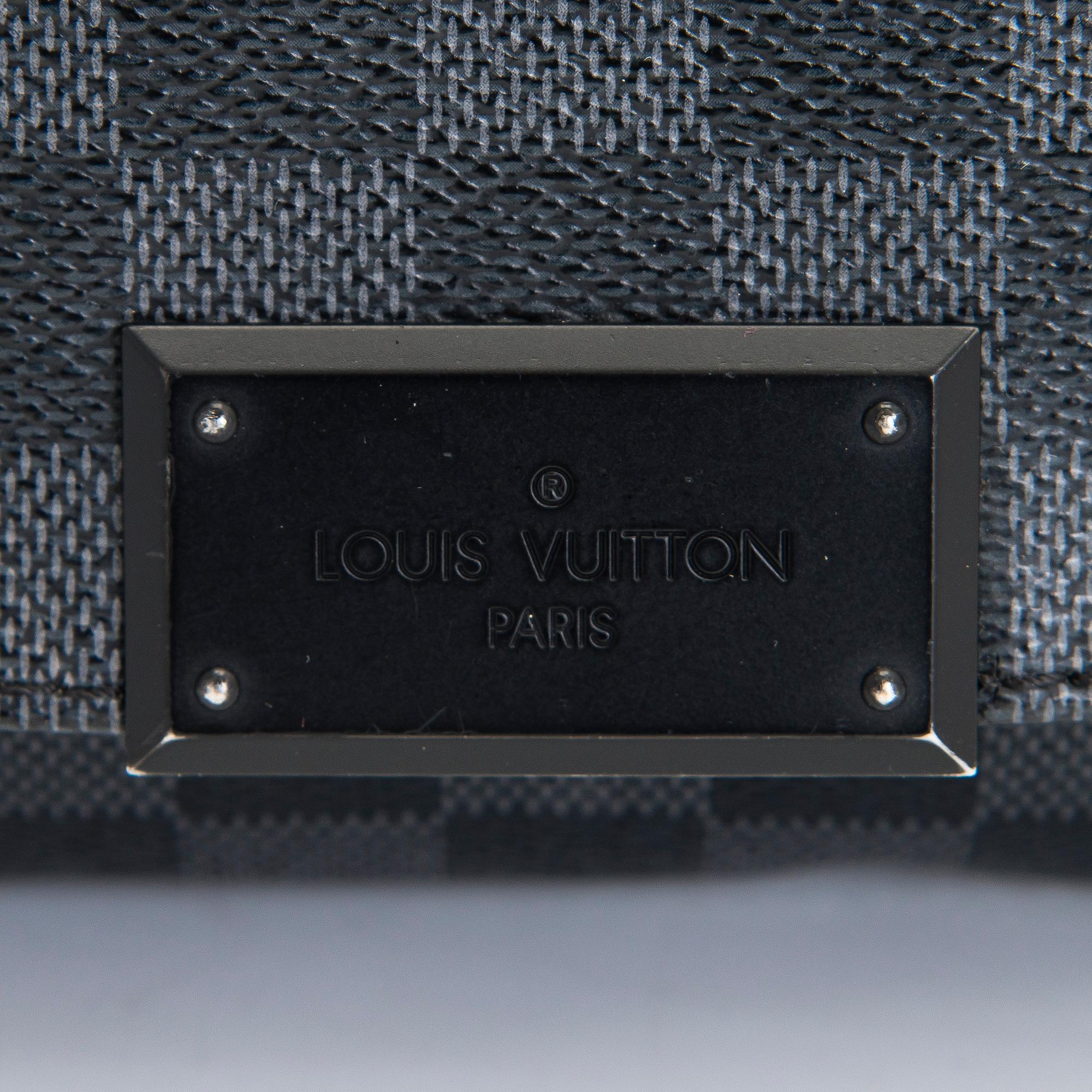 Louis Vuitton, väska, "District PM Messenger".