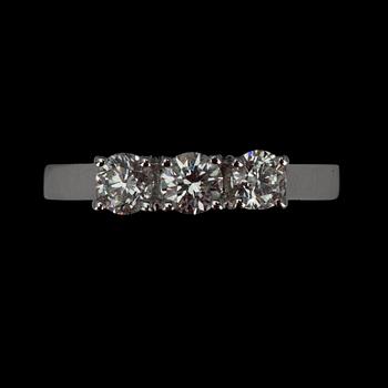 RING, vitguld 18K samt 3 diamanter à 0,25 ct, tot. 0,75 ct. Vikt 3,4 g.