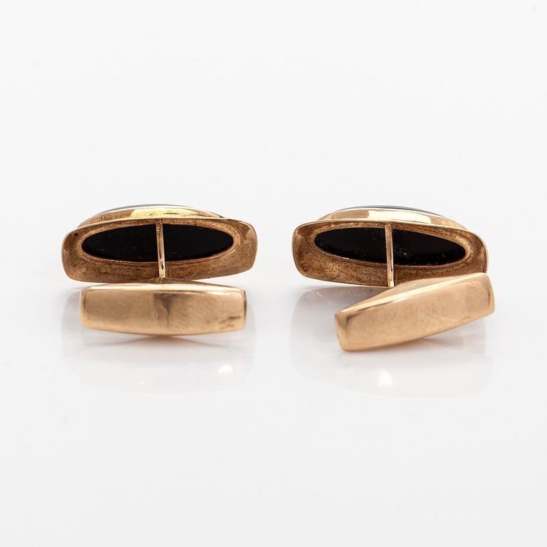 Cufflinks, cabochon cut onyx, 14K gold, Rauno Lähteenmäki, Turku 1967.