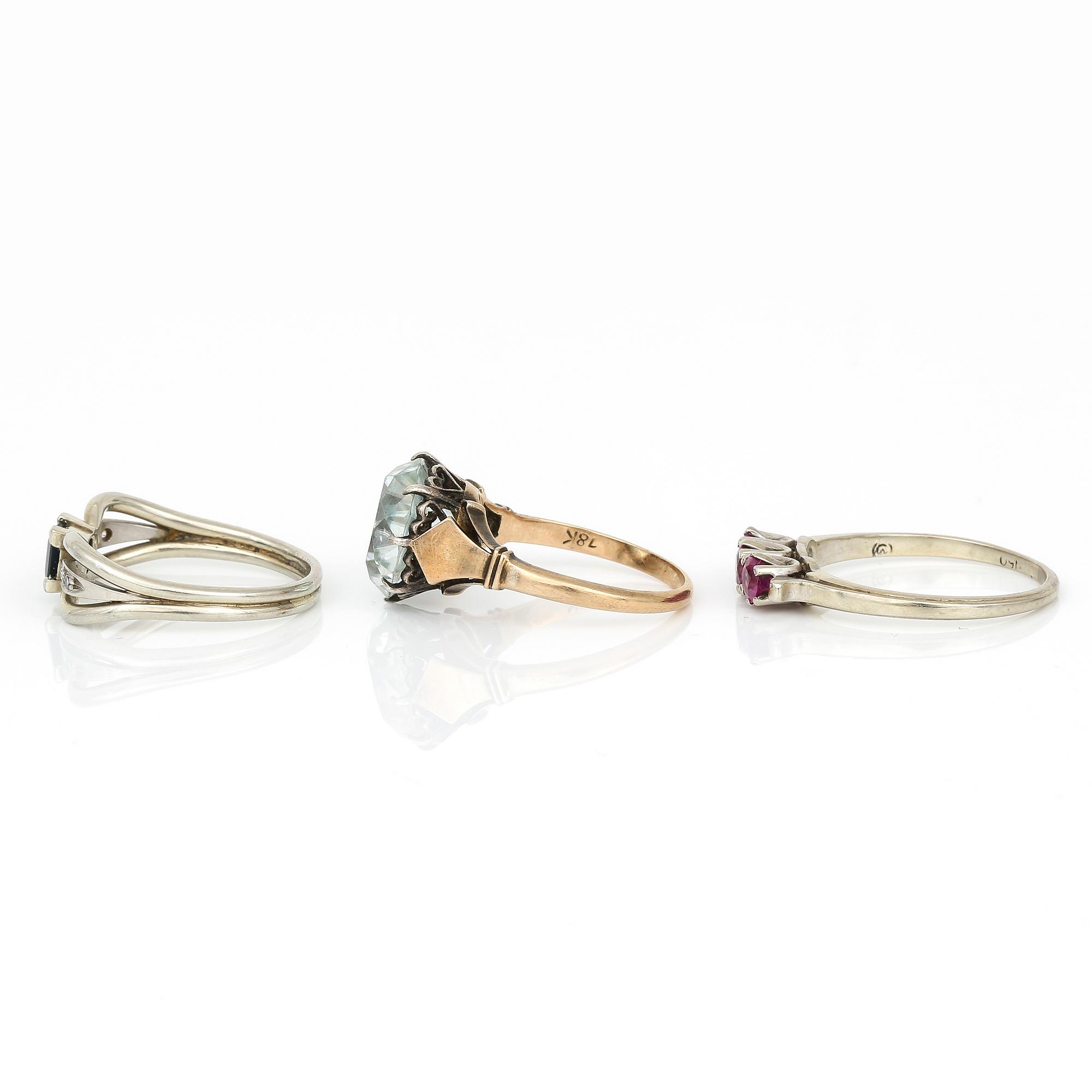 PARTI SMYCKEN, 3 st, 18K guld med olika färgade safirer, diamanter och cubic zircon. Total vikt ca 12,93 g.