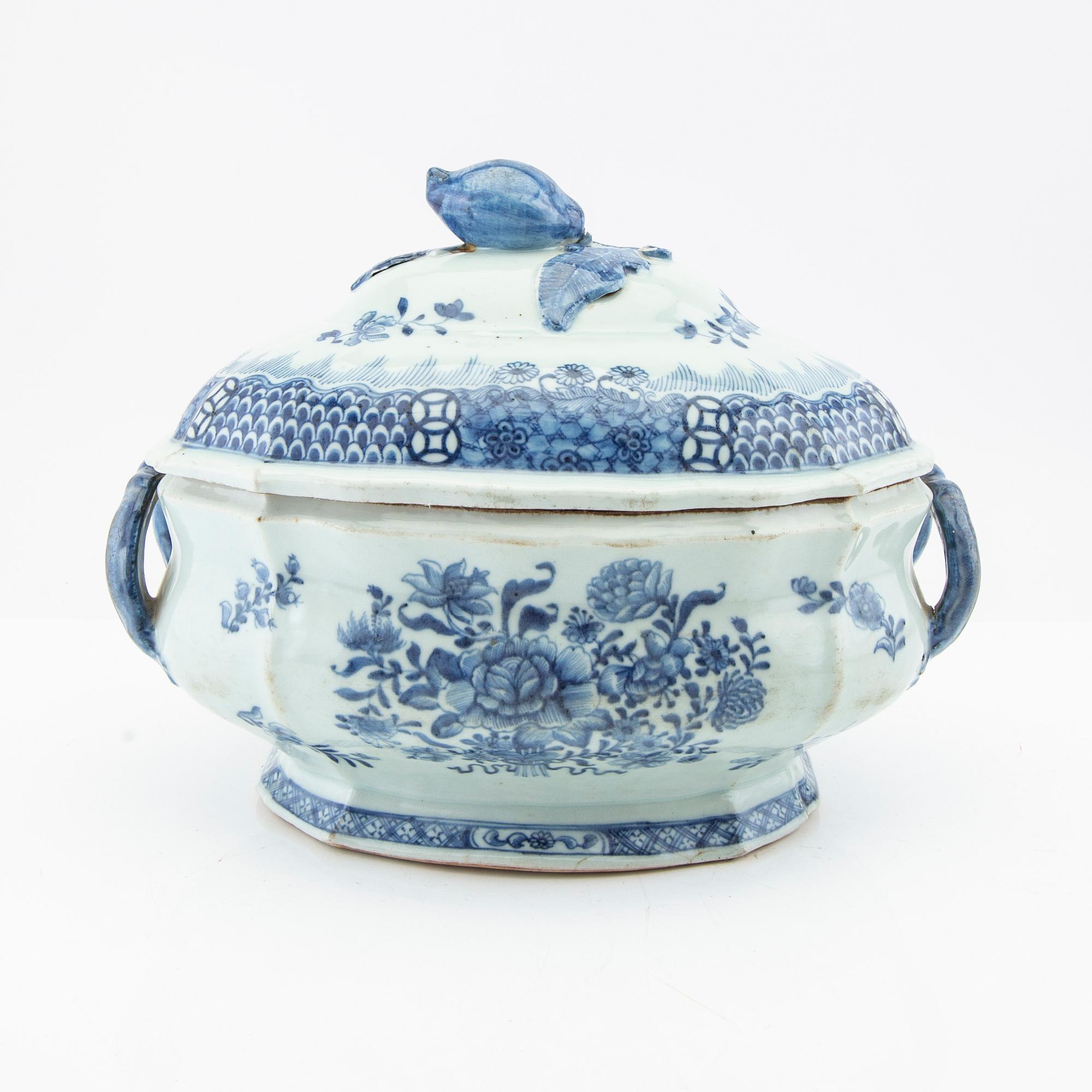 A Chinese blue and white export porcelain tureen with cover, Qing dynasty, 18th century.