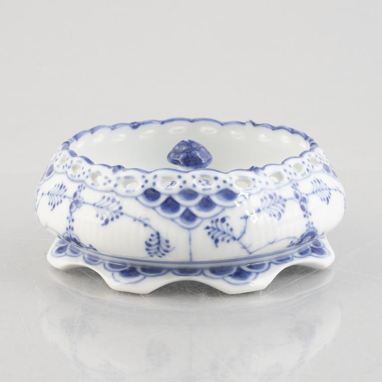 Six small dishes and a bowl, 'Blue Fluted' / 'Musselmalet', porcelain, Royal Copenhagen, 1898-1923 and later.