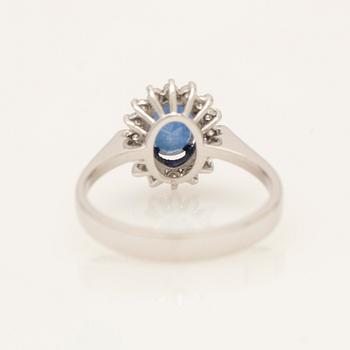 Ring, 18k vitguld med safir och diamanter.