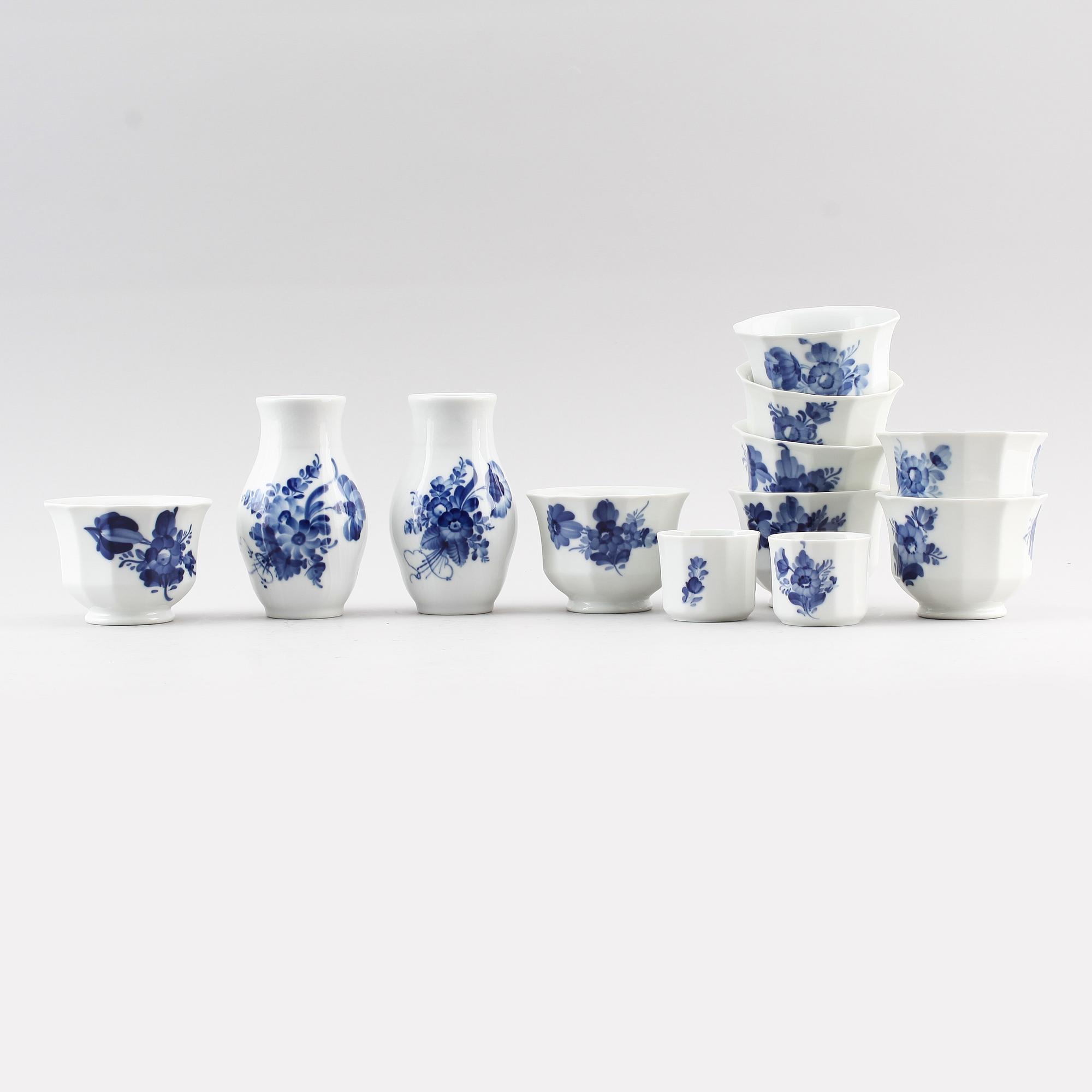 SAMLING SERVISDELAR, 12 delar, porslin, "Blå Blomst", Royal Copenhagen.