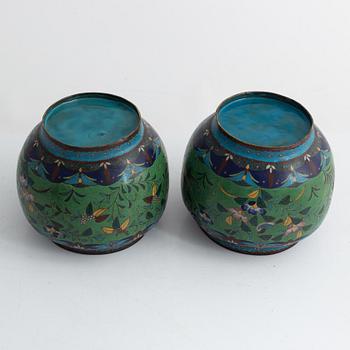 A pair och Chinese cloisoé pots, first part of the 20th century.
