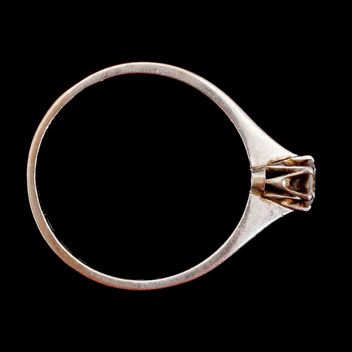 RING, 18 k vitguld, med briljantslipad diamant 0.26 ct.