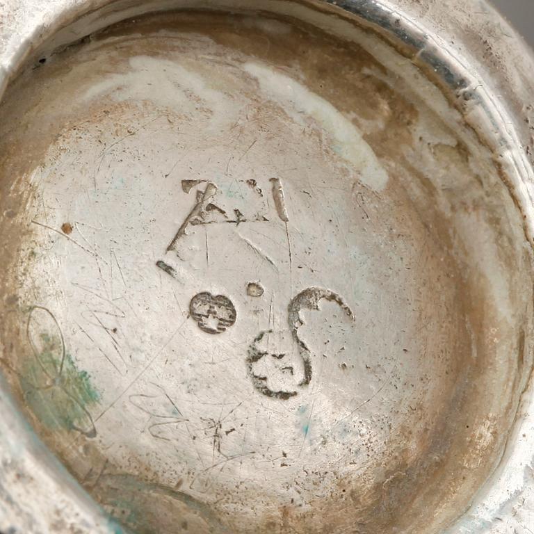 BÄGARE, 2 stycken, silver bland annat Daniel Ekelöf Örebro(verksam1723-1750). Total vikt ca 115 gram.