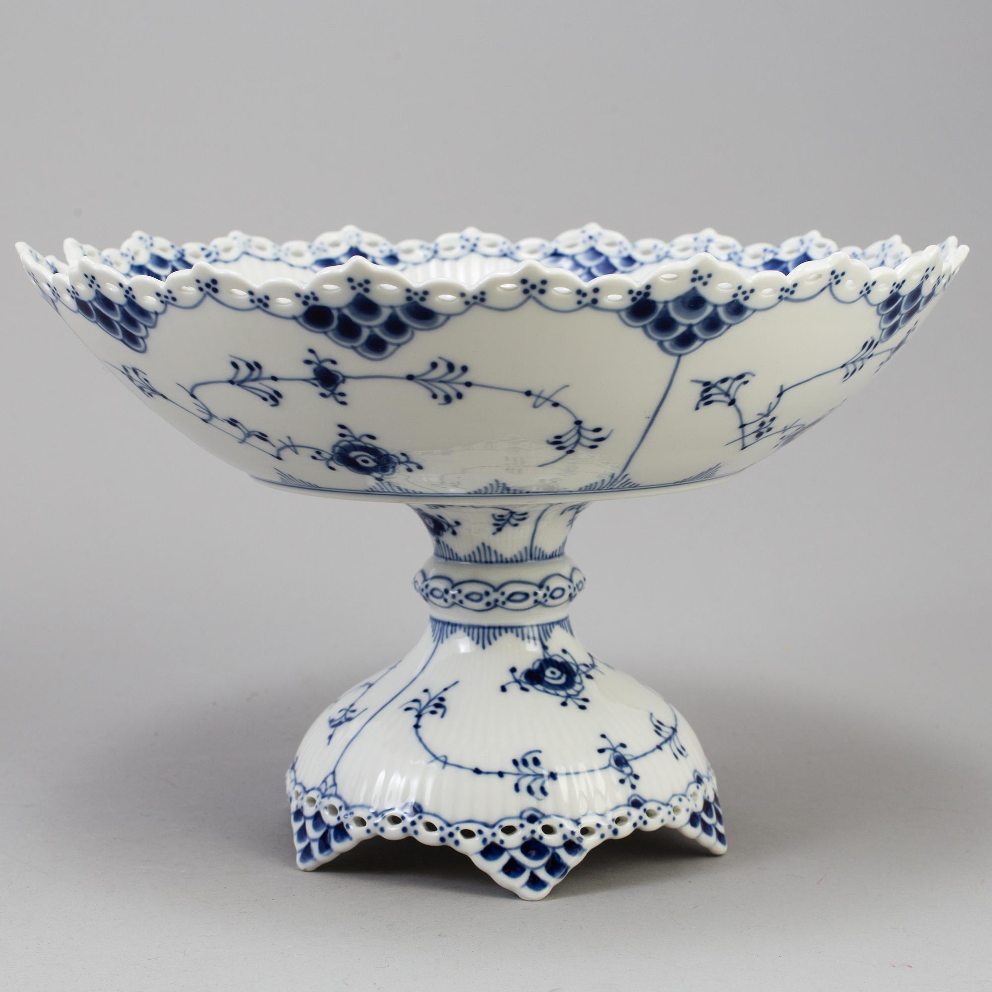 A set of 7 pieces of tableware "Musselmalet" by Royal Copenhagen.