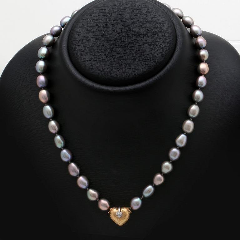 Necklace grey freshwater-pearls approx 8 mm, clasp 18k gold with 3 brilliant-cut diamonds.