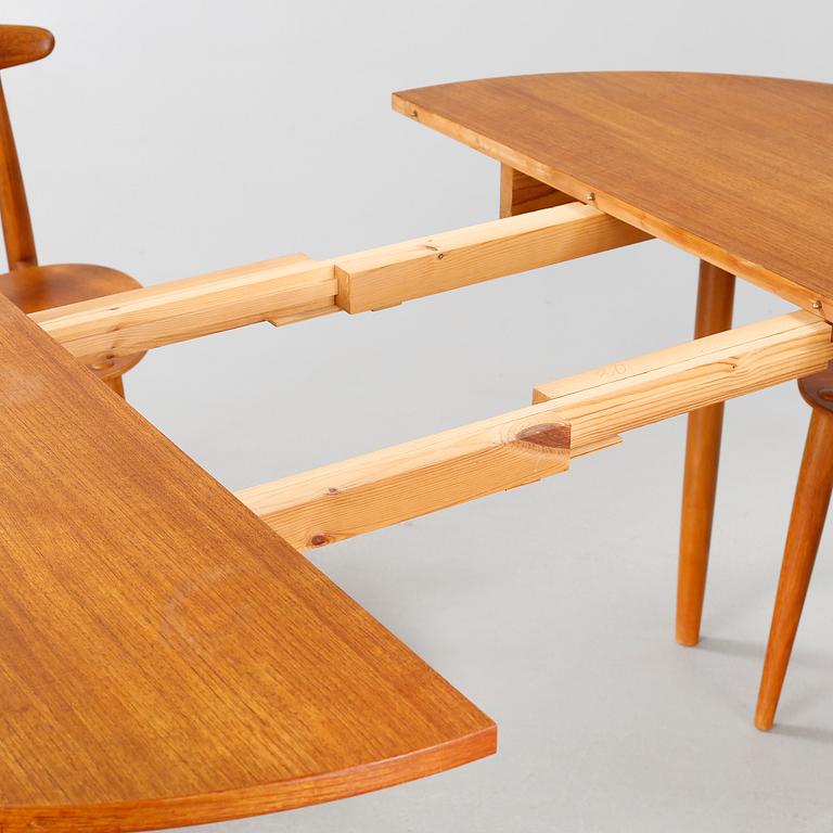 Four chairs named "Hjertestolen" designed by Hans J Wegner and a dining table from Troed.