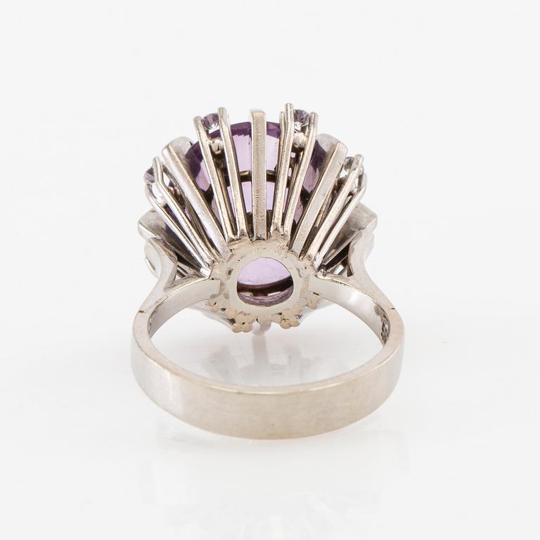 Ring/Cocktailring 14K vitguld med en ovalt fasetterad ametist och runda briljantslipade diamanter.