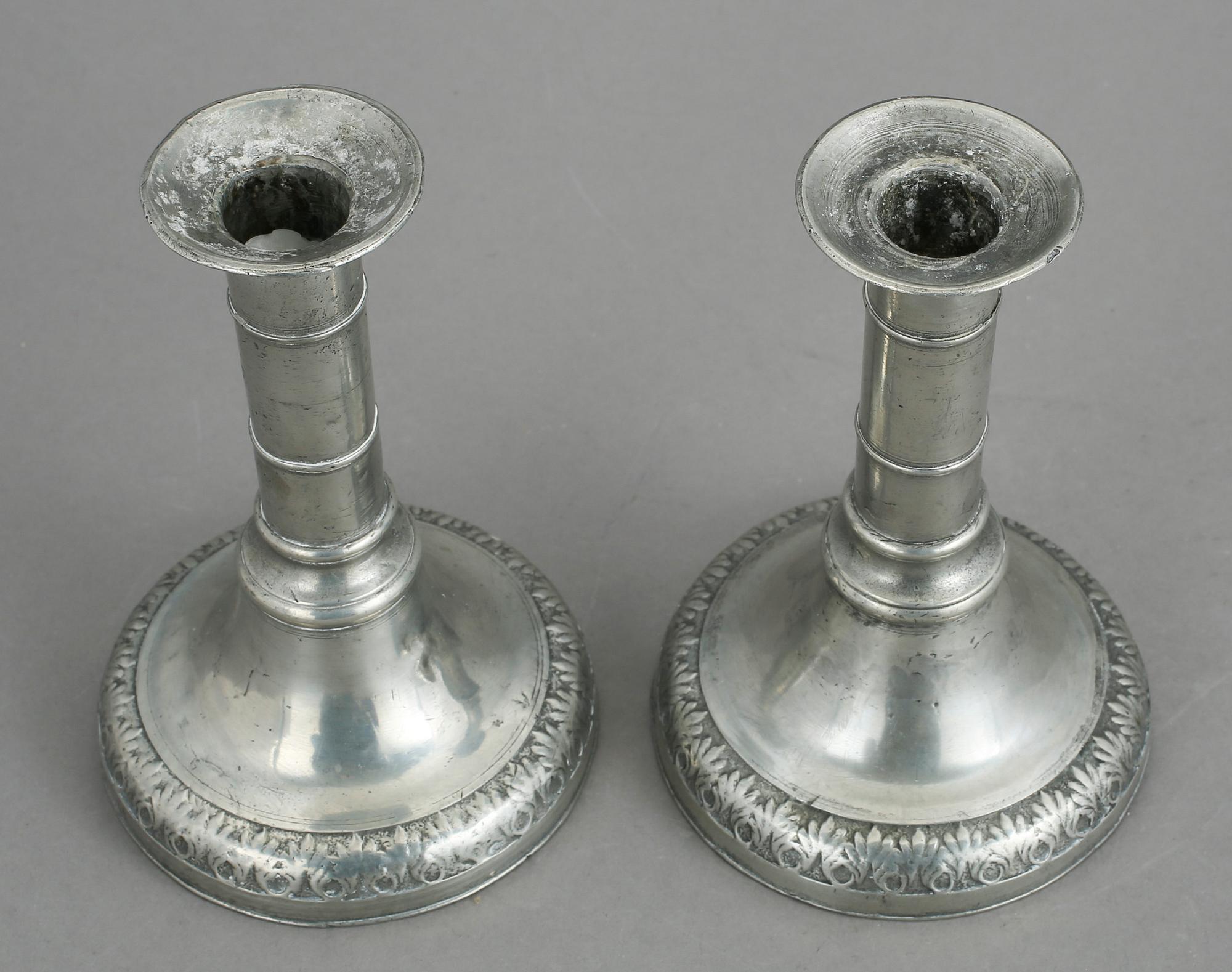 LJUSSTAKAR, ett par, tenn, Sven Berglund, Malmö, 1800-talets första hälft.